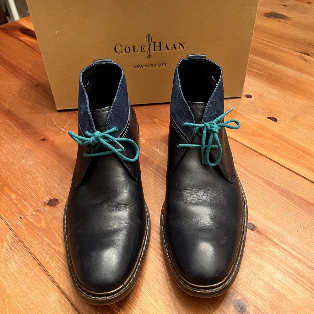 Mens Cole Haan Navy Leather & Suede Chukka Boots with pink laces size 10.5.